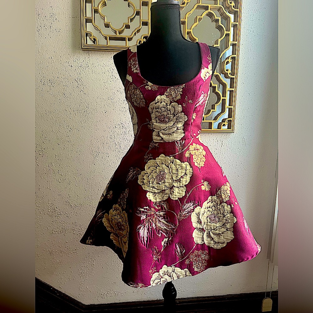 Elegant Maroon and Gold Floral
Brocade Sleeveless Dress